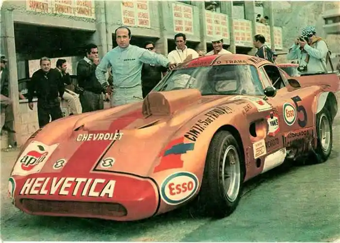 Cacho Fangio posando junto al Trueno Dorado Chevrolet en 1969.