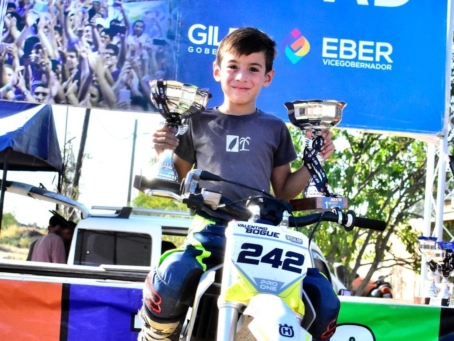 Toda la alegría de Valentino tras sus dos triunfos en el motocross.