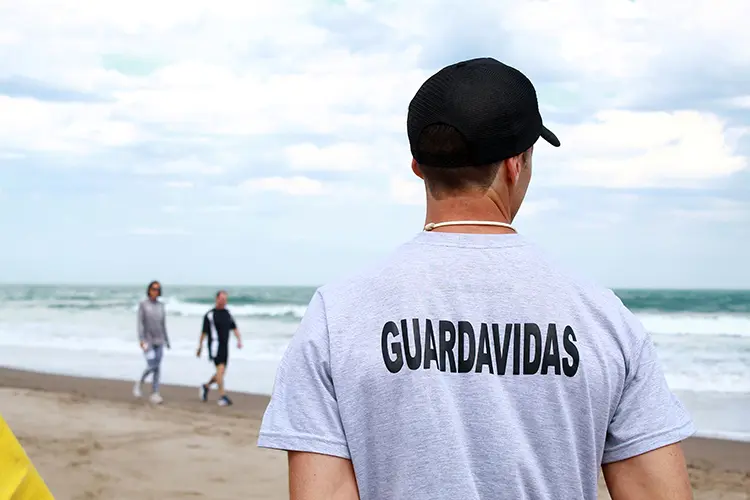 Reducen en media hora el servicio de guardavidas