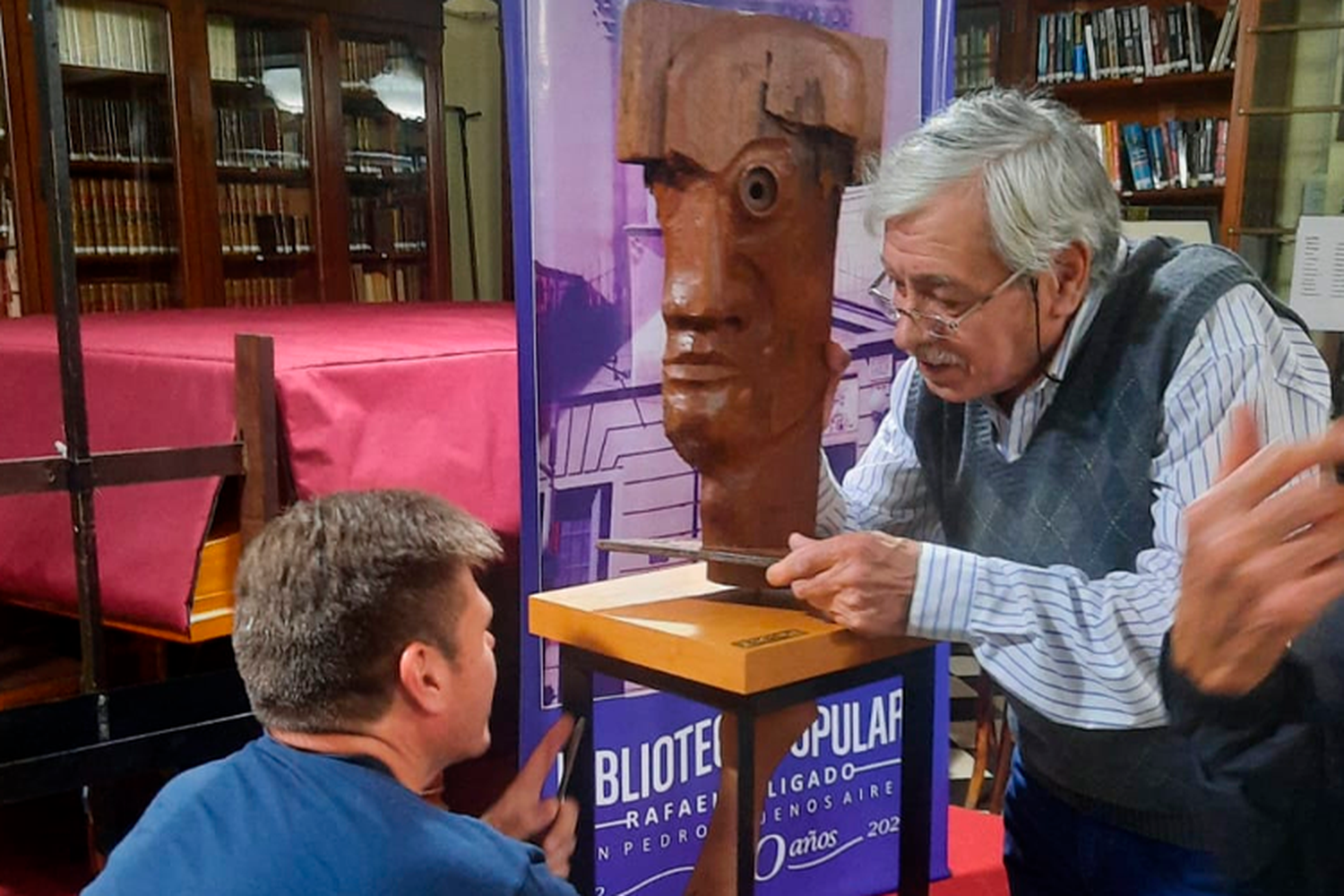Yayo Altolaguirre donó una escultura a la biblioteca