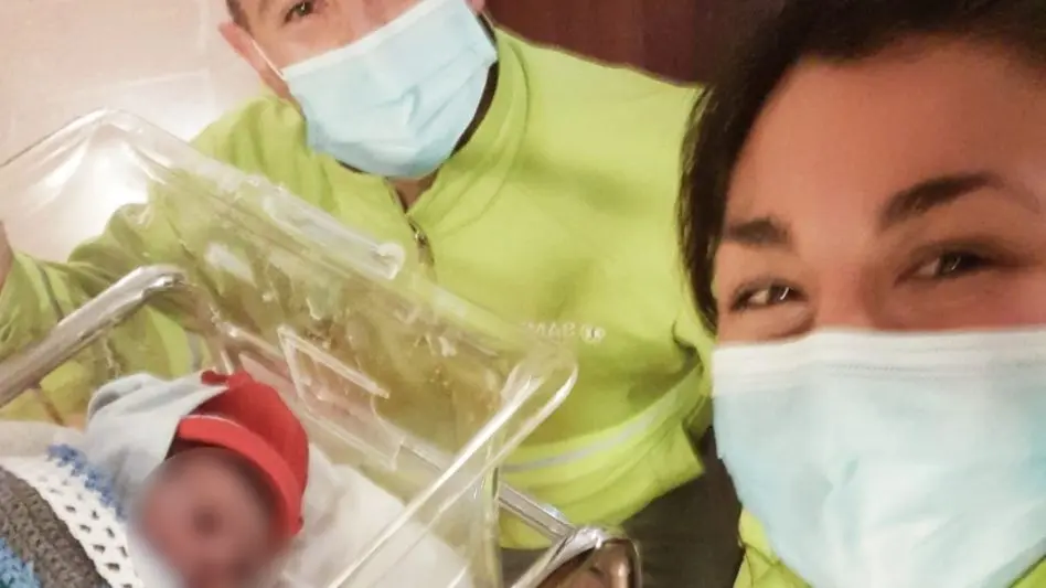 Una mujer dio a luz arriba de la ambulancia 