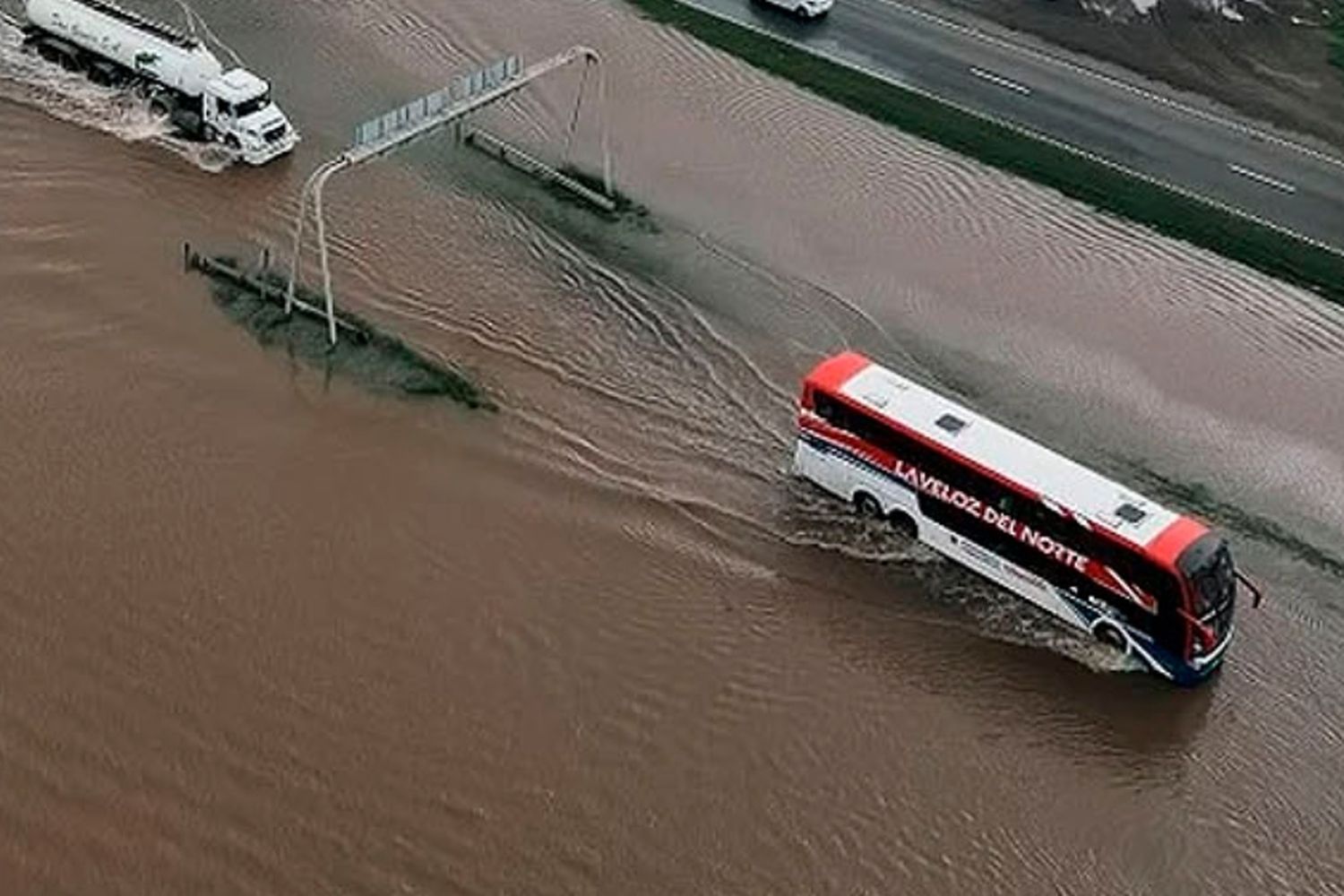 Anegamientos en rutas por tormentas fuertes: colectivos que partieron de Rosario quedaron varados