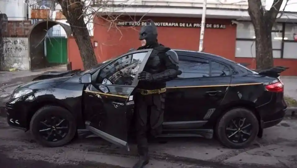 Reconocen a "Batman" por su trabajo solidario en Argentina