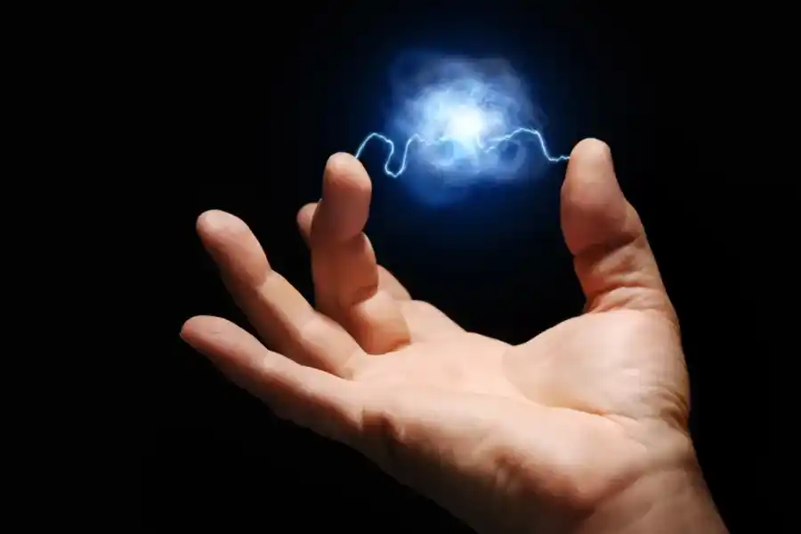 ¿Por qué algunas personas "dan electricidad"?