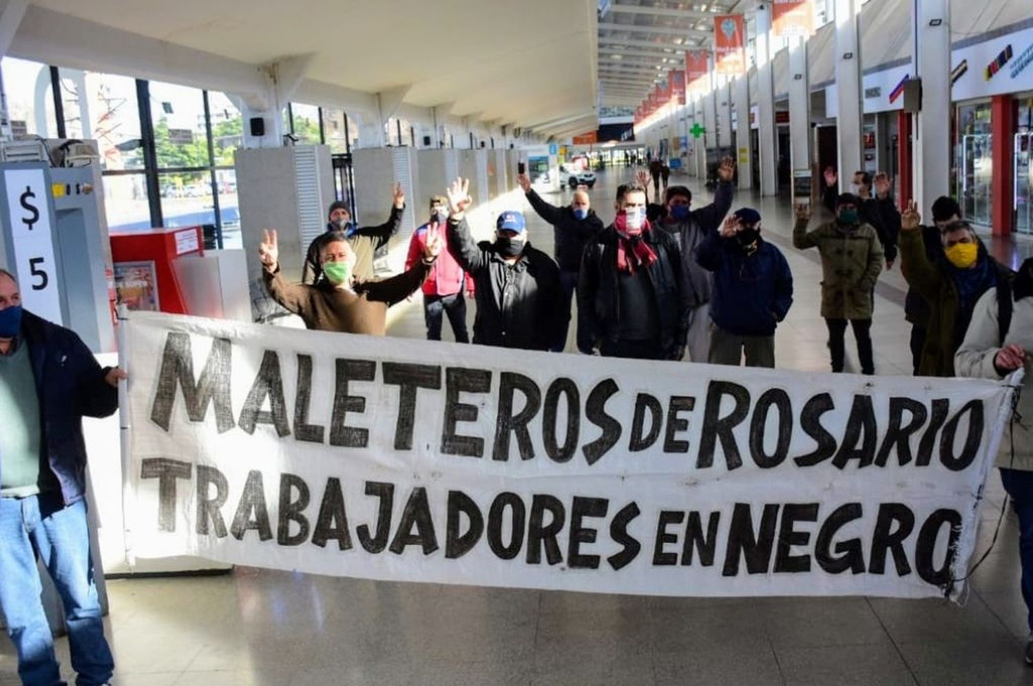 Reclamos de maleteros en la terminal rosarina