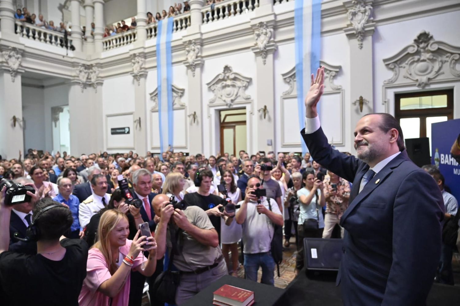 Vuelve el peronismo a Bahía Blanca: “Este intendente es un vecino más”, dijo Susbielles en su asunción