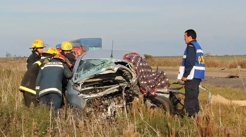 Un hombre murió al chocar contra un camión en ruta 20