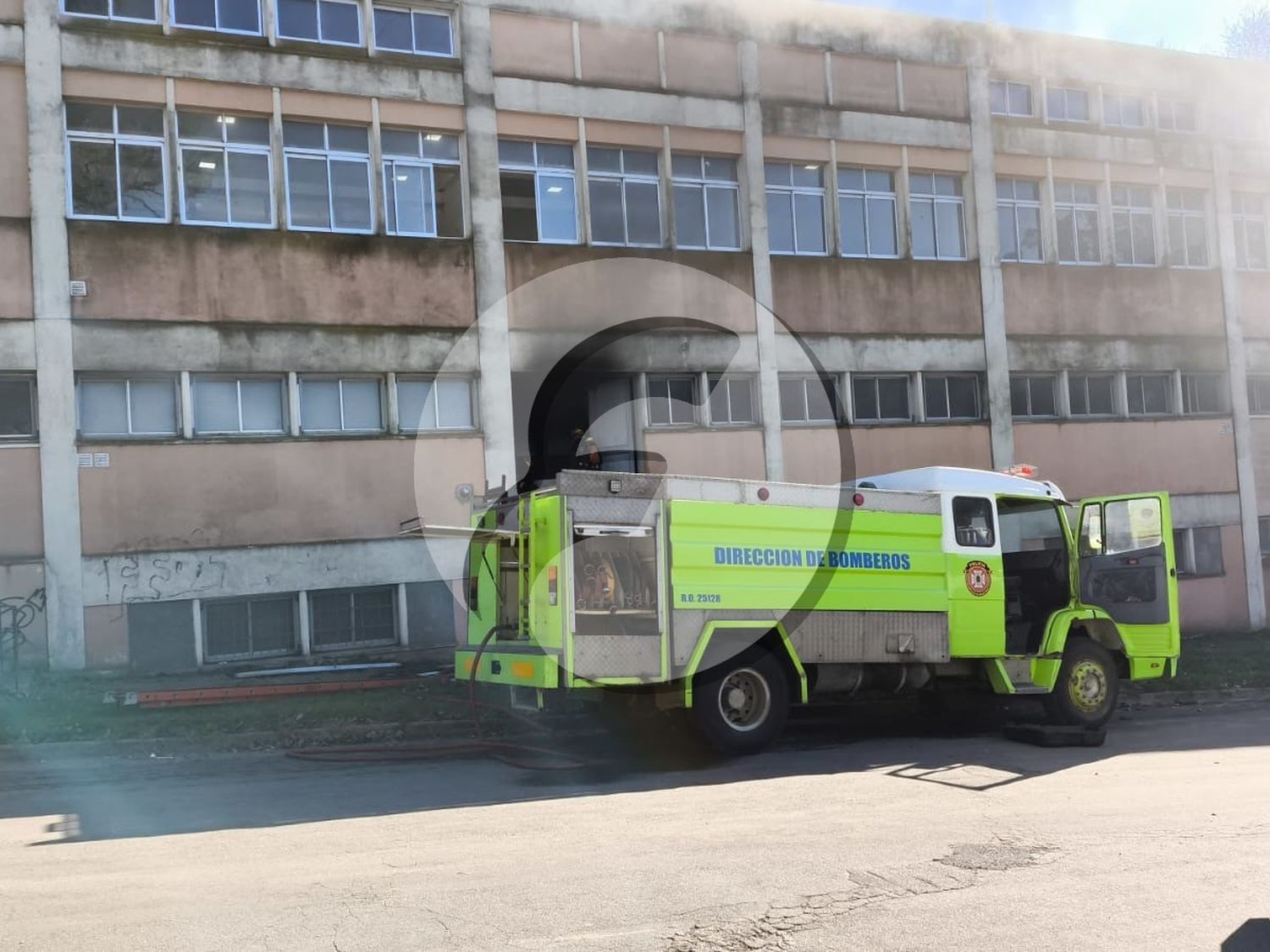Dotaciones de bomberos trabajaron en el lugar, para controlar el fuego