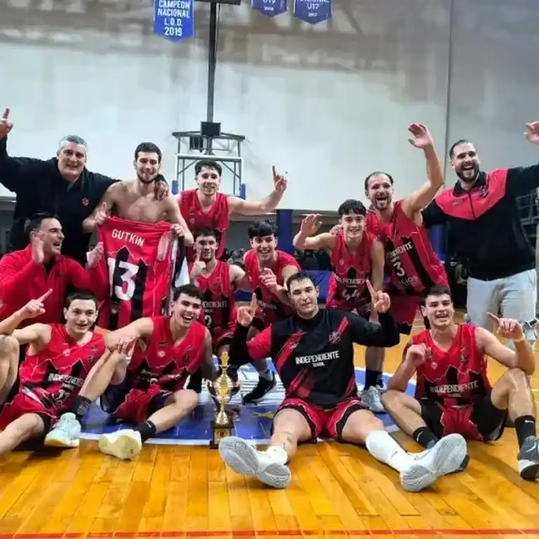 Independiente se consagró campeón del Super 4 de la Asociación Marplatense de Basquetbol. Foto: AMB