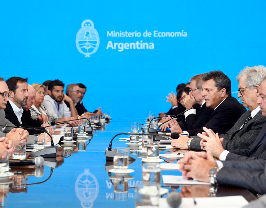 Dólar agro a $300: Massa anunció sanciones a empresas que no liquidaron dólares exportados