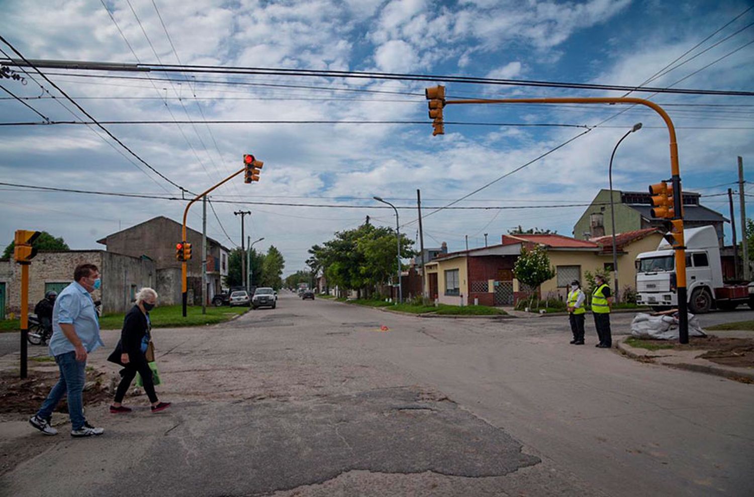 Instalan semáforo en la esquina del Mercado Comunitario