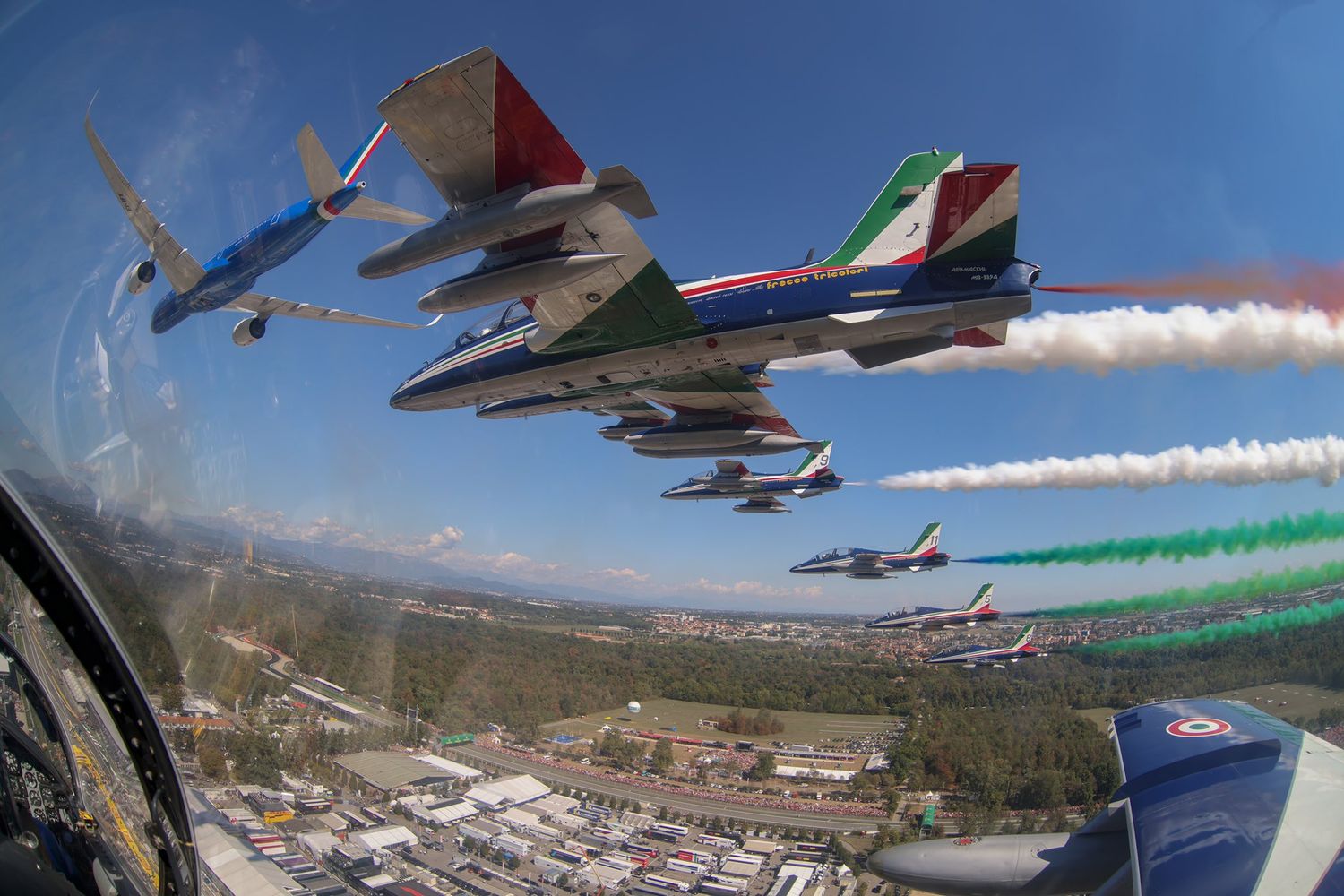 A350 de ITA y escuadrón acrobático de la Fuerza Aérea Italiana vuelan juntos en homenaje a Enzo Ferrari