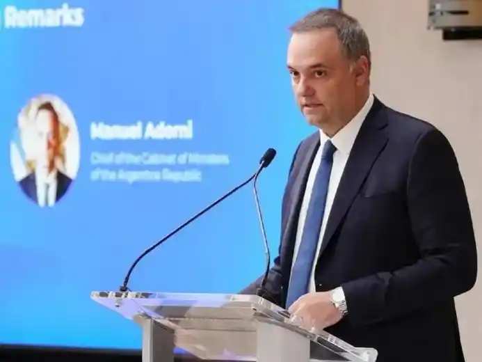 Adorni pidió disculpas por decir que estaba “deslomándose” en Nueva York