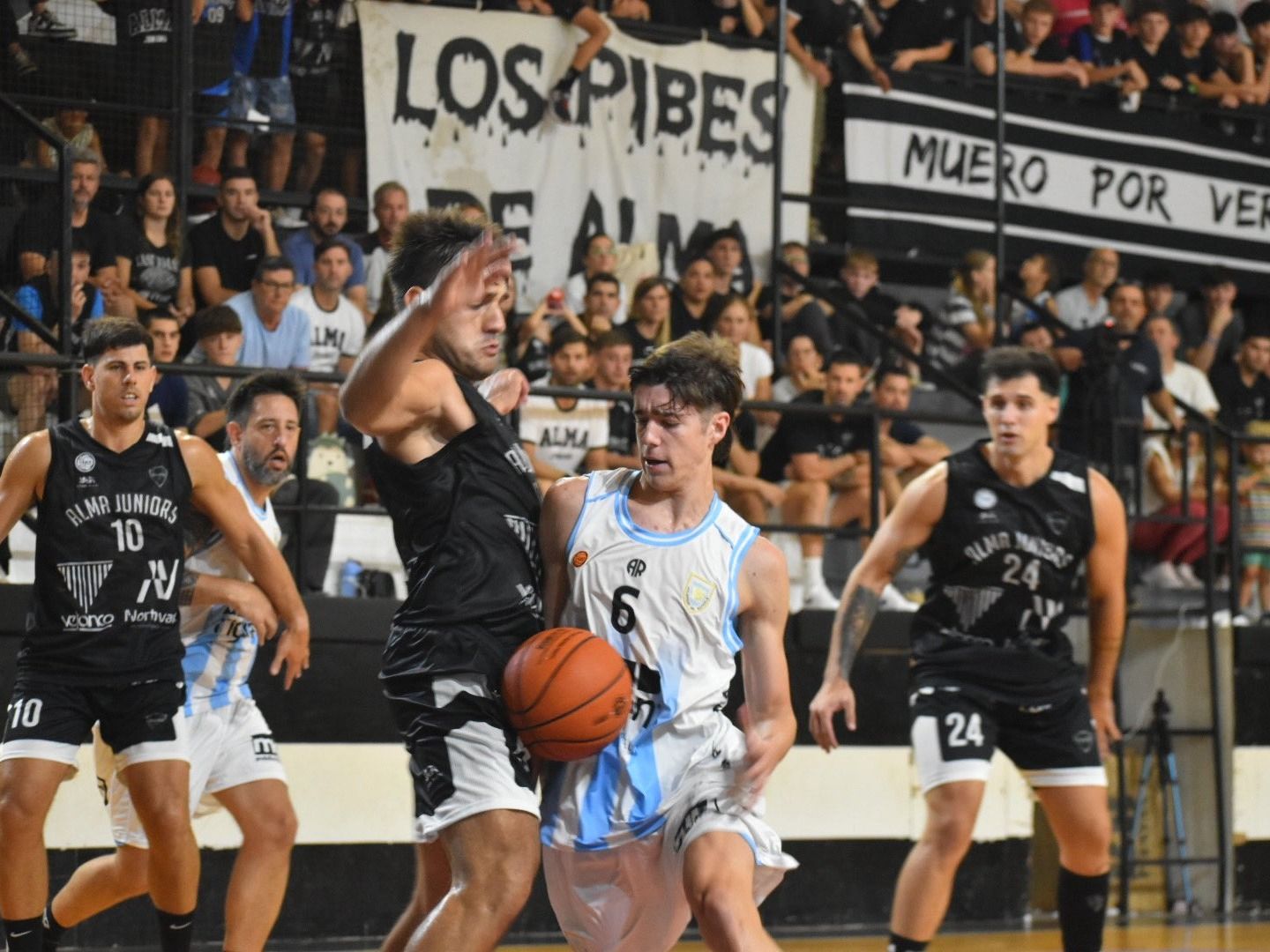 La Crema cayó 79 a 63 ante Alma Jrs.  en su debut en la Liga Federal de básquet 2026. Foto: @OficialAMSyD