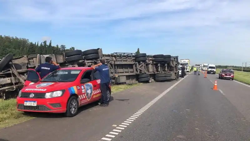 Así quedó el camión, con custodia de Gendarmería, Policía y Seguridad Vial a la espera de los peritos. Hay tránsito asistido. Foto: La Opinión & Sin Galera.