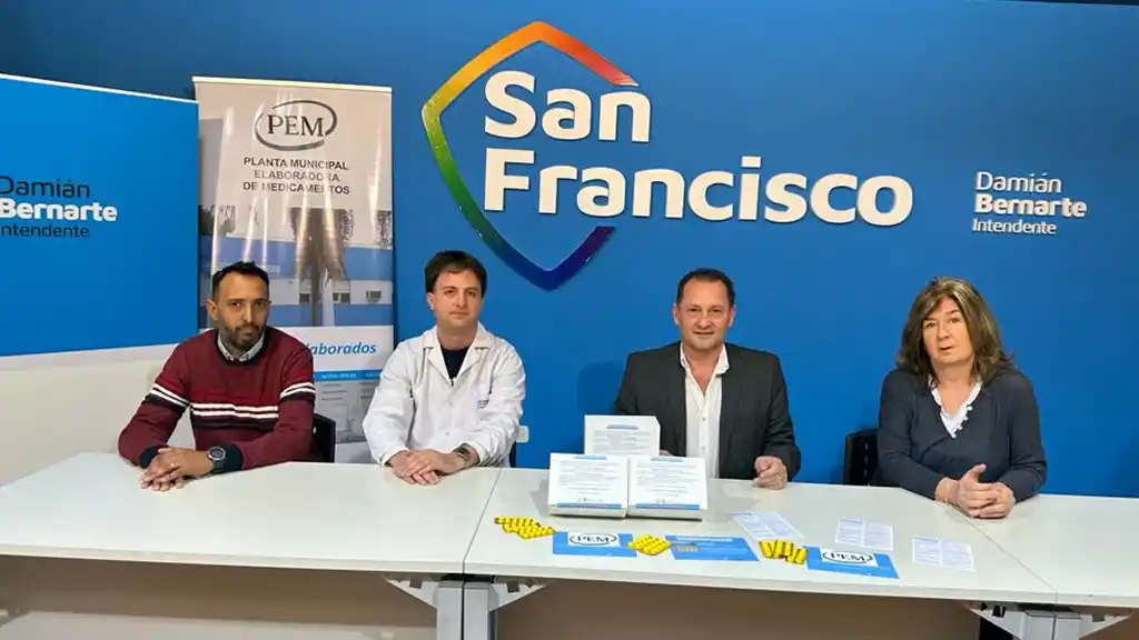 El secretario de Salud Fernando Giacomino, junto al director de la Planta Elaboradora de Medicamentos Guillermo Cuffia