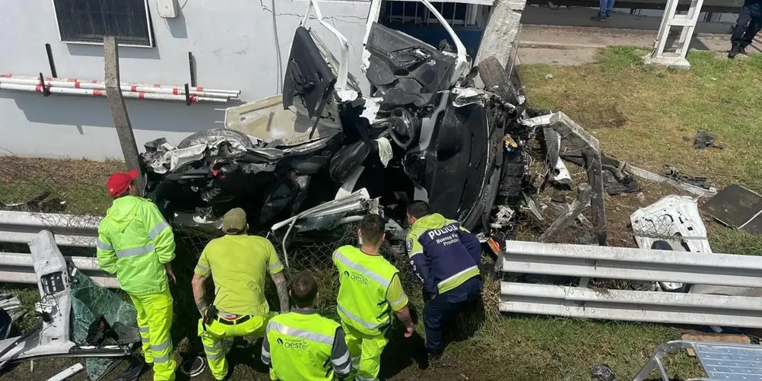 El auto despistó, dio contra el guardarrail y se estrelló contra una cabina de peaje.