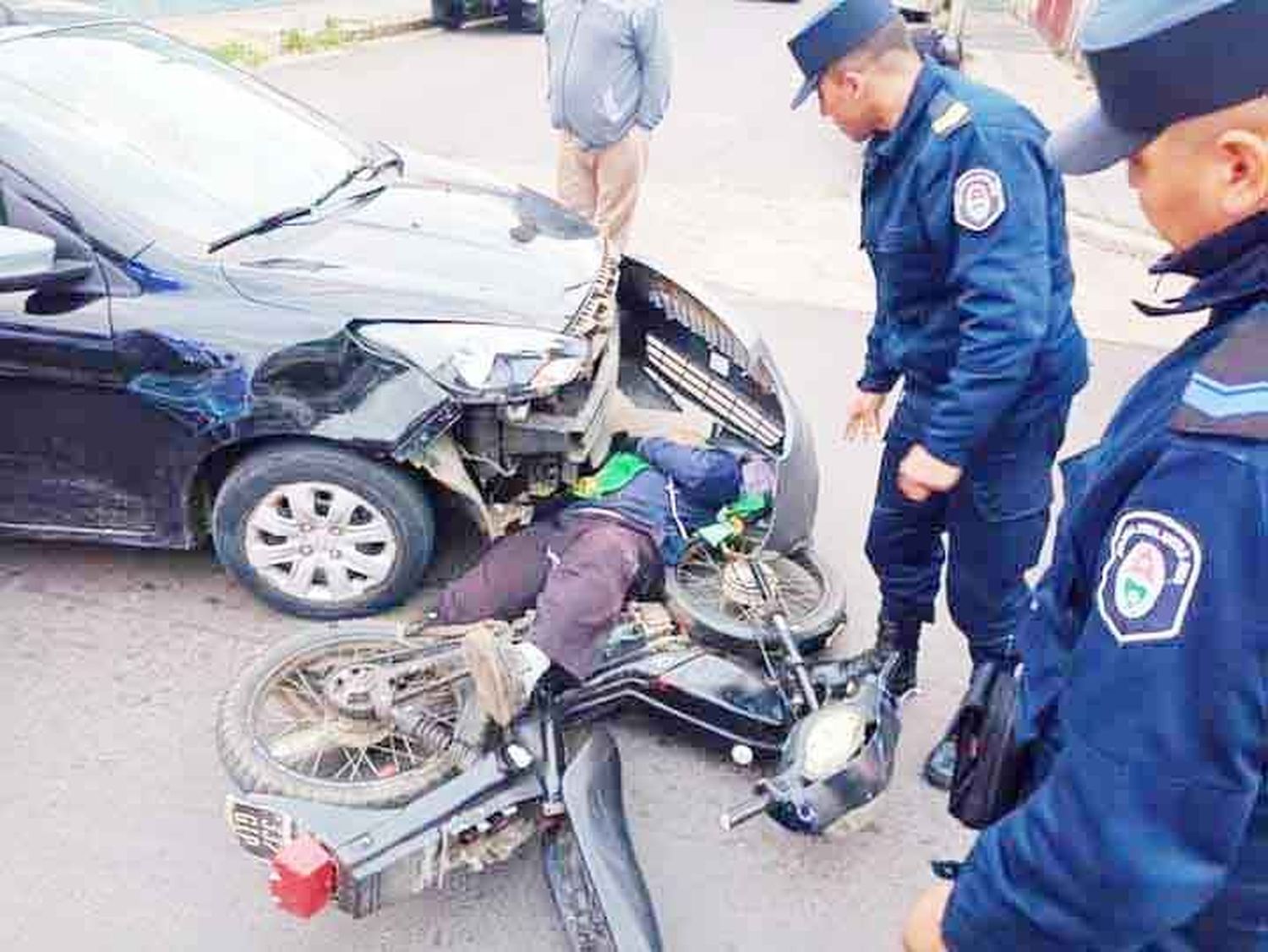 Conductor de moto herido tras impactar contra un auto