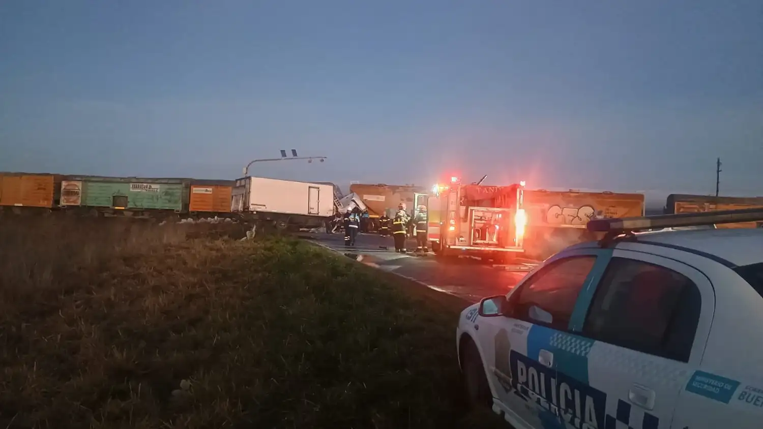 El choque ocurrió este martes e involucró a un camión y un tren de carga.