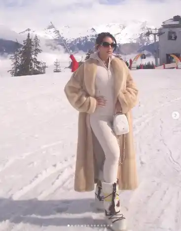 Un abrigo de pelo y un mono ajustado marcaron su apuesta por la moda invernal