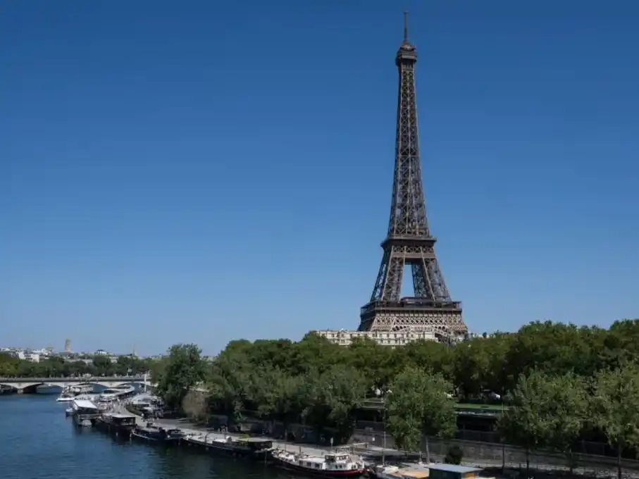 Una turista fue abusada en el parque del Champs de Mars, al pie de la torre Eiffel. (Foto: AFP)