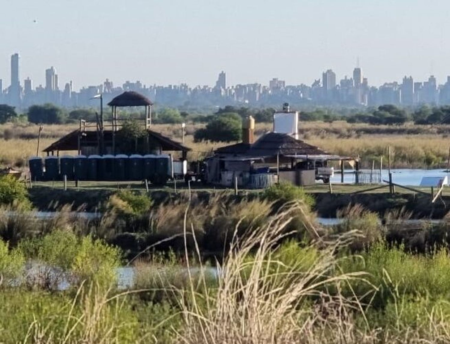 Victoria: allanan fiesta ilegal en área protegida y constatan daño ambiental