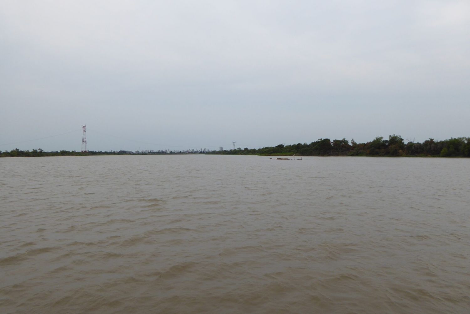 Buscan a un joven que desapareció en aguas del río Salado
