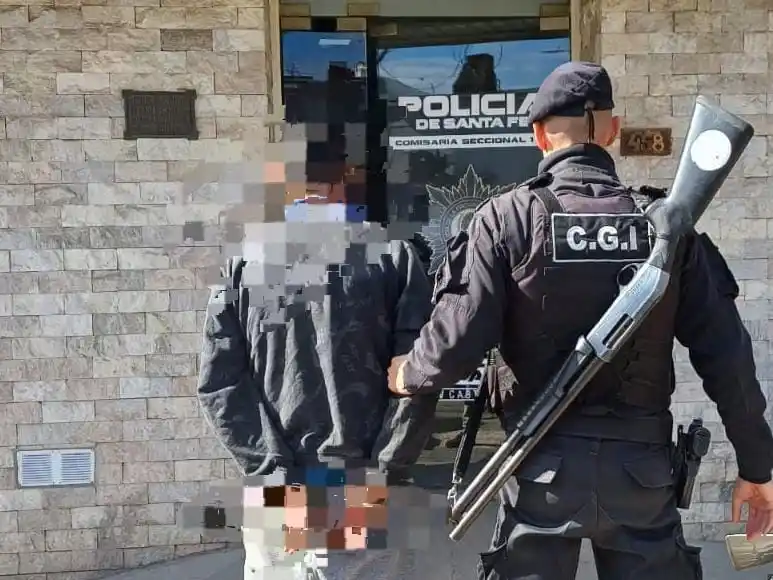 Lo atraparon merodeando por el barrio y descubrieron que había robado una escalera