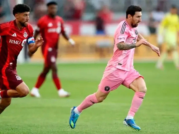 El crack argentino tuvo cuatro oportunidades muy claras, pero siempre se encontró con la muralla de Sean Johnson, arquero de Toronto FC.