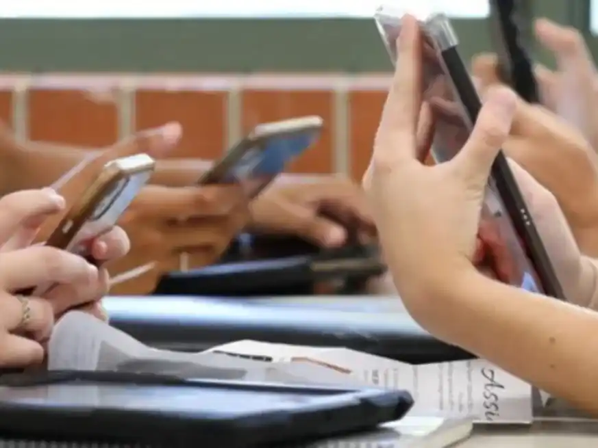 Nueva reflexión sobre cómo los medios y la política se transformaron con las redes sociales, expone una generación que vive la política desde otros códigos.