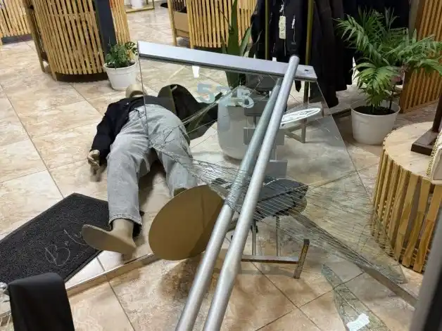 Rompevidrieras robaron ropa de un comercio.