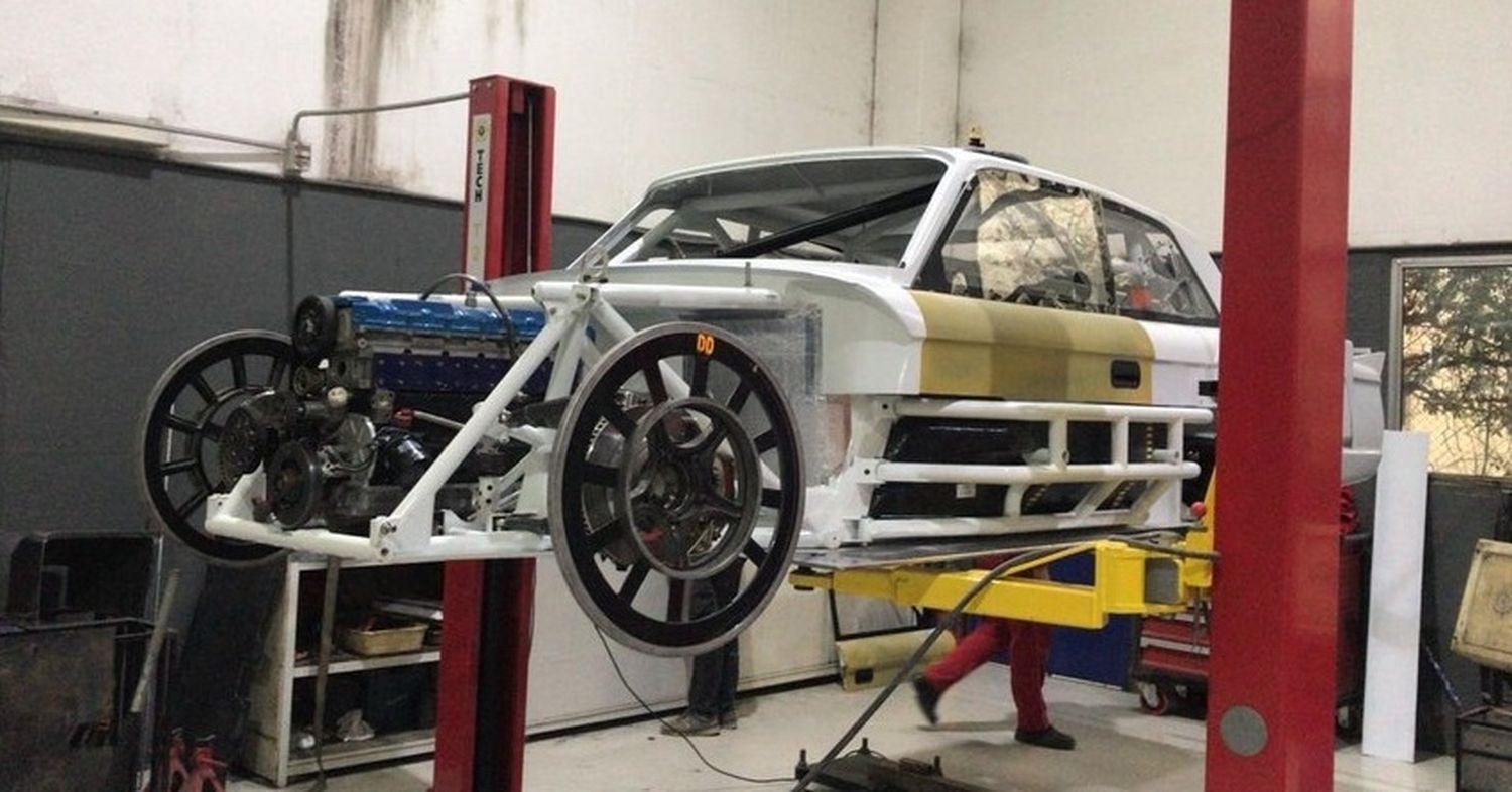 Fabián Acuña alista el flamante auto del Memo Corse