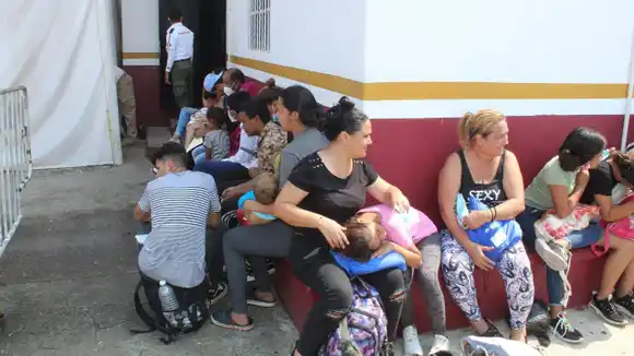 ¡LES OFRECEN REGULARIZARLOS! Disuelven caravana con migrantes venezolanos en México