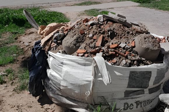 Lidia regala bolsones de escombro