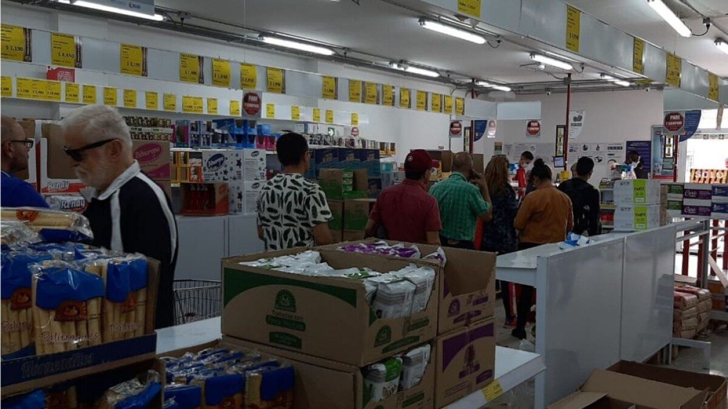 Ladrones saquean supermercados en Bogotá