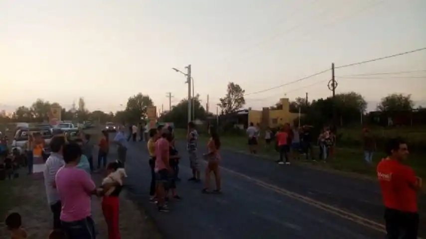 Vecinos de Santa Elena realizaron un corte de ruta en forma de protesta por los abusivos incrementos de la tarifa eléctrica
