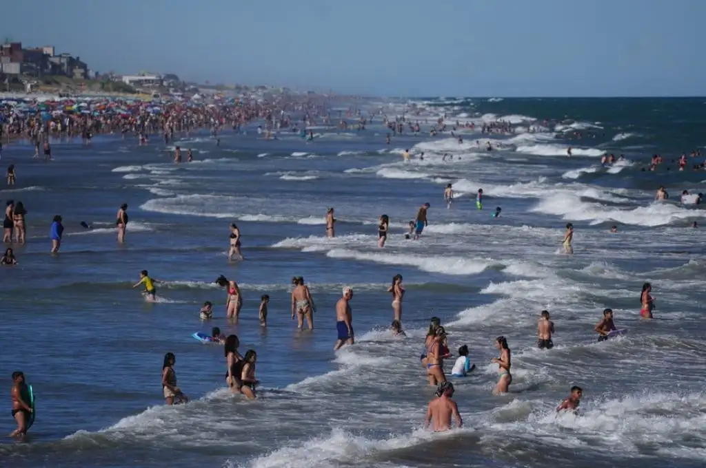Un turista rosarino está grave tras ser golpeado por un fuerte oleaje en Pinamar