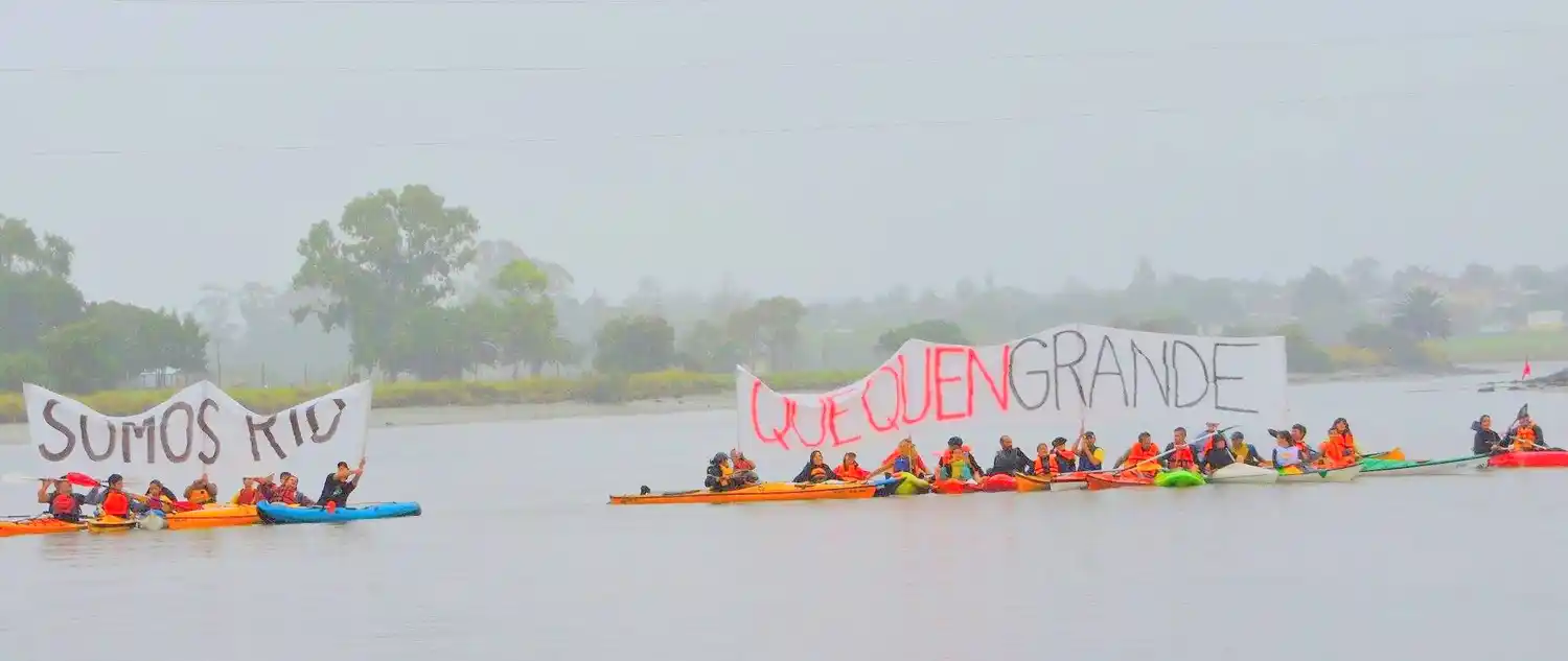 Remada pidiendo por un río limpio
