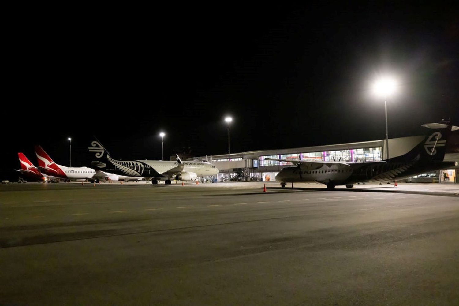 «Máximo tres minutos de abrazo»: el ingenioso mensaje publicitario del aeropuerto de Dunedin capta atención global