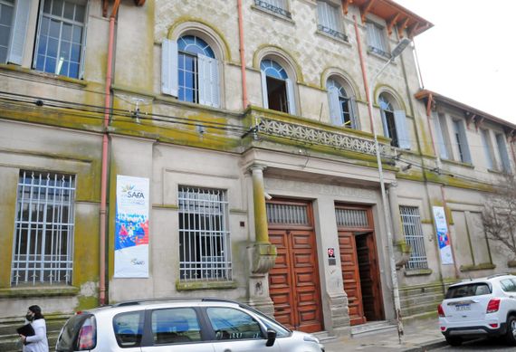 El cambio de nombre del Colegio San José generó fuertes reacciones entre exalumnos por la "pérdida" de identidad