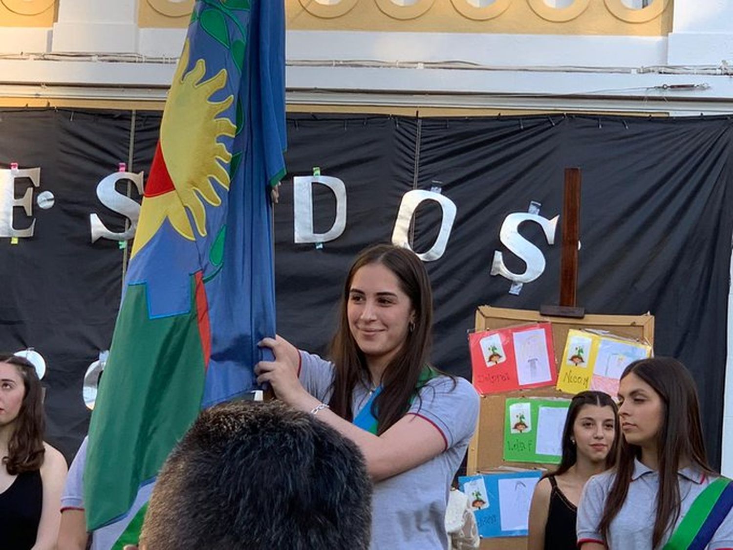 La hija de Vidal fue abanderada: Asombro en las redes por su parecido con la Gobernadora