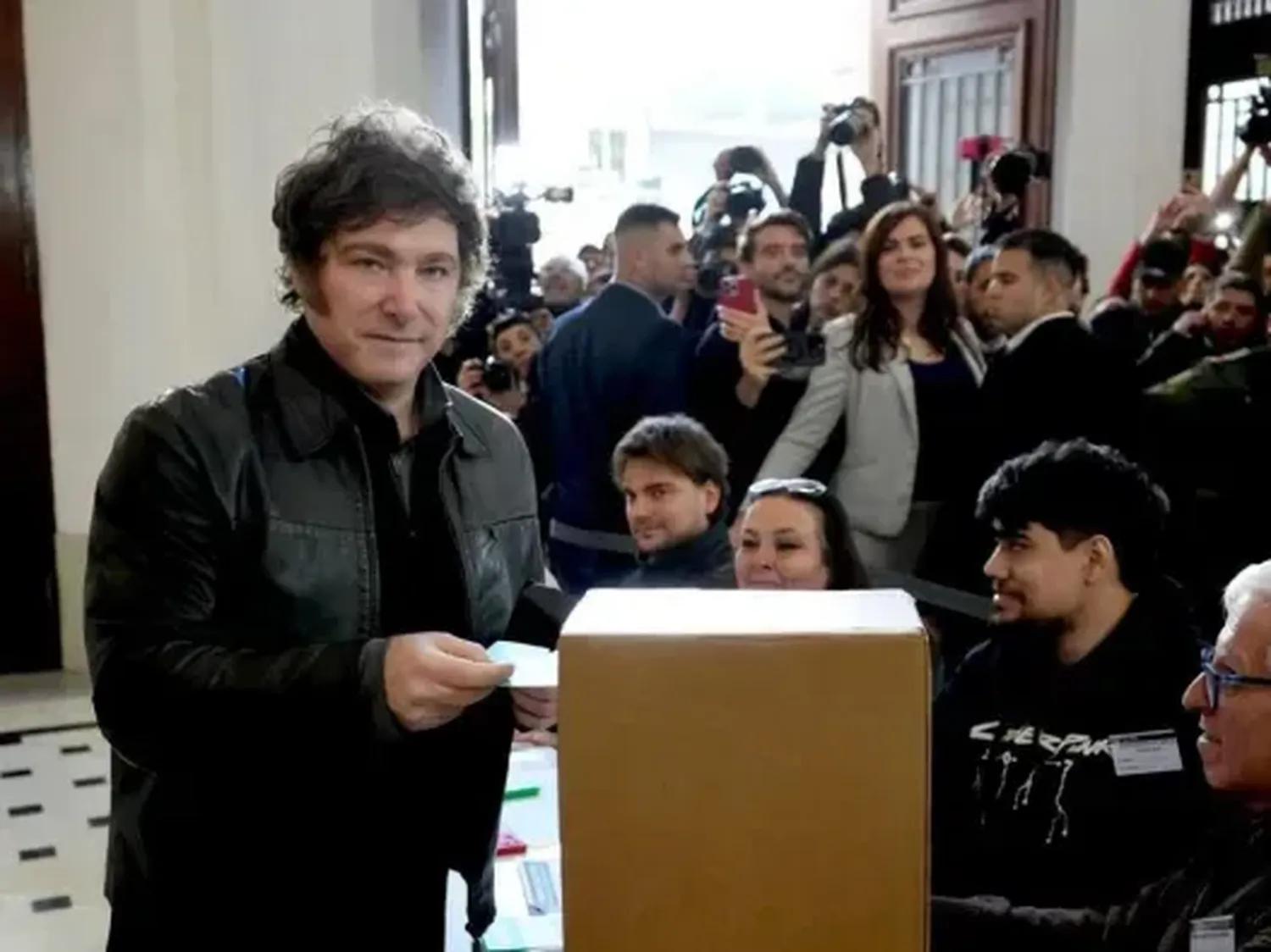 El presidente Milei votó y le respondió a Macri por el falso video: “Está hecho un llorón”