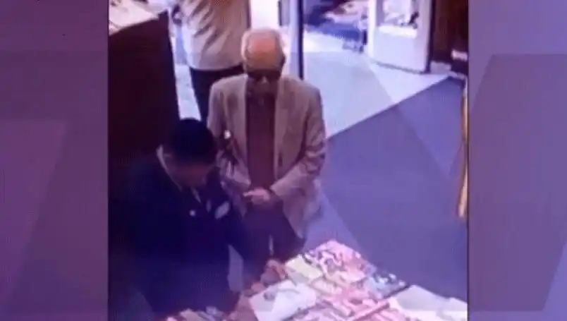 Así robaba un libro el embajador de México en Argentina