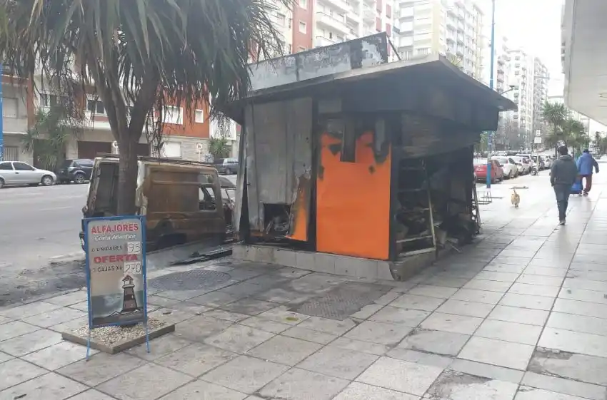 Trabajan en la remoción de dos puestos de diarios "peligrosos"