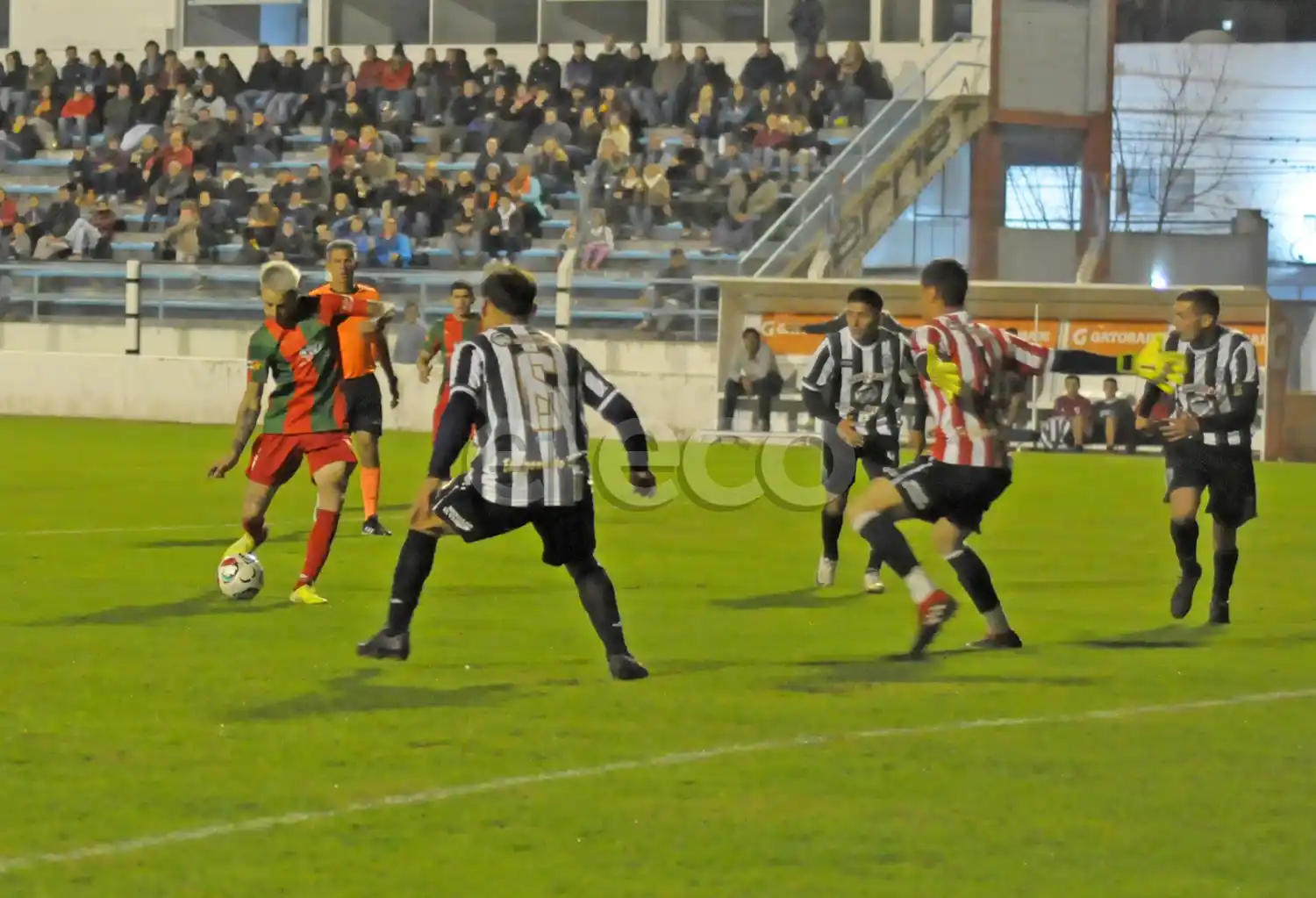 Debliger, a punto de anotar el primer gol de la noche.