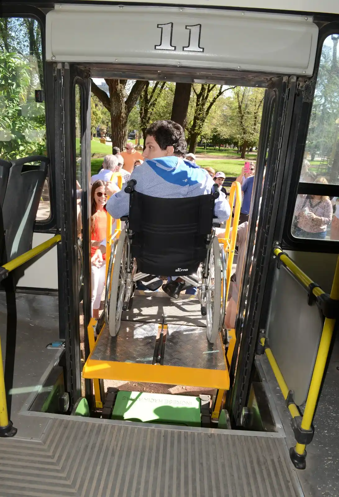 Presentaron los primeros tres colectivos accesibles para el sistema urbano de pasajeros