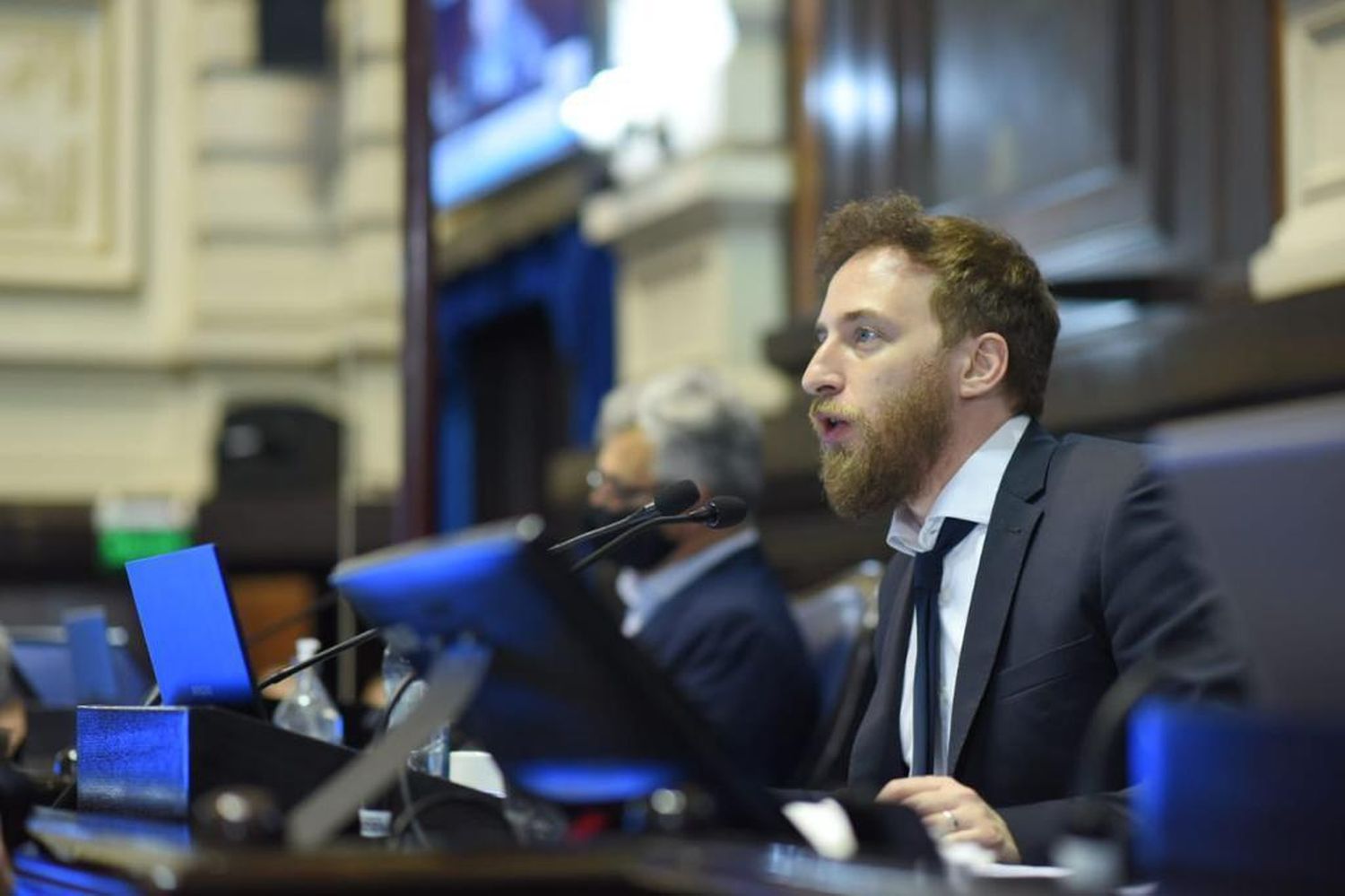 Otermín sobre las declaraciones de Beatriz Sarlo: "No cabe debajo de la mesa la campaña permanente para embarrar el plan de vacunación"