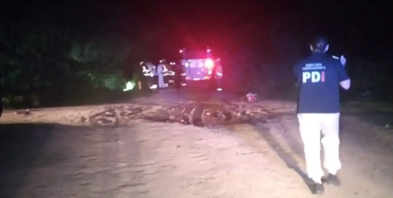 Peritos e investigadores trabajan en la escena del suceso.