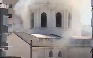 Se incendia la catedral de San Nicolás y temen derrumbe