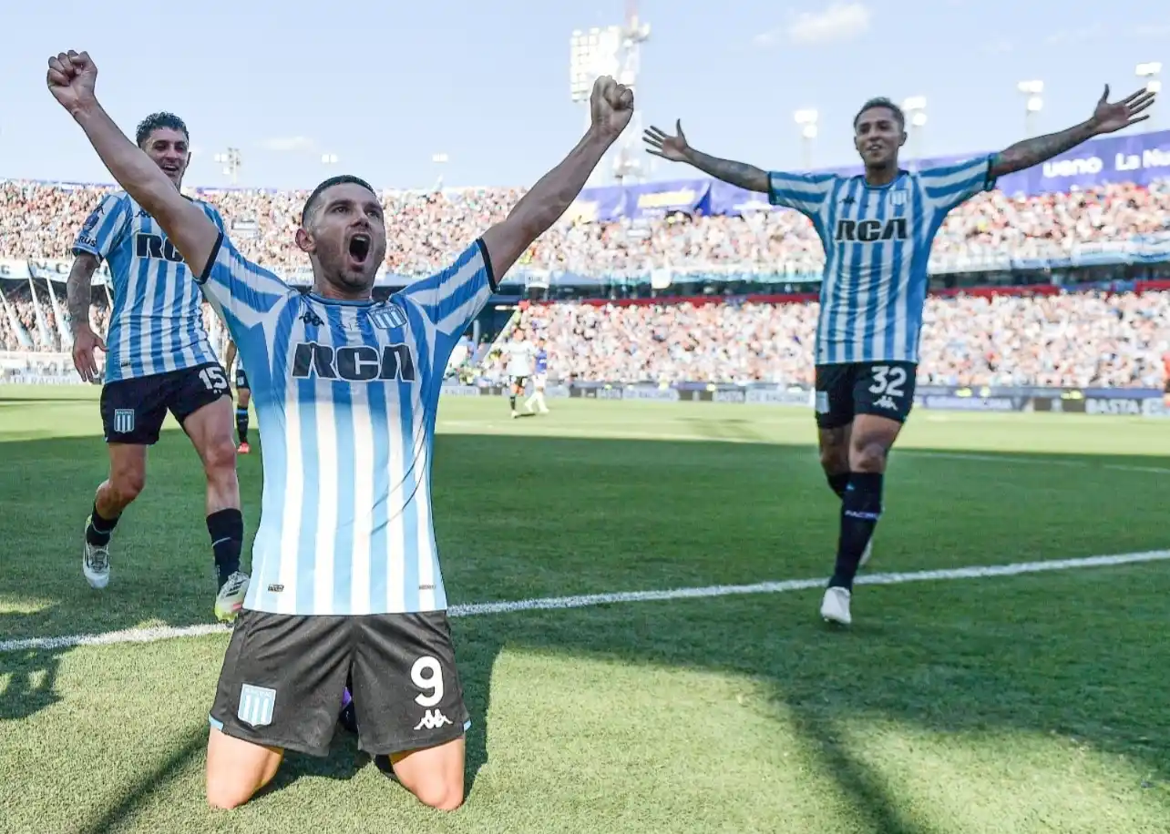 Racing campeón de la Copa Sudamericana. El festejo del segundo gol anotado por Martínez